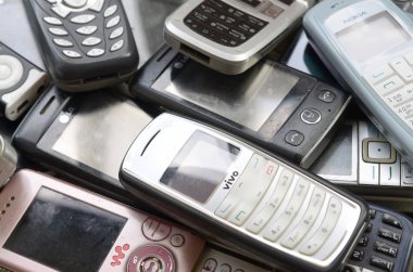 Eski kullanılan eski cep telefonları demet. Piyasada elektronik geri dönüşüm ucuz