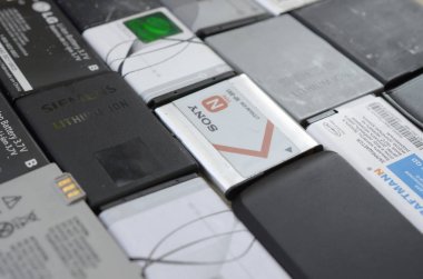 Bir sürü eski kullanılmış cep telefonu pili. Geri dönüşüm elektronik piyasada ucuz satıldı