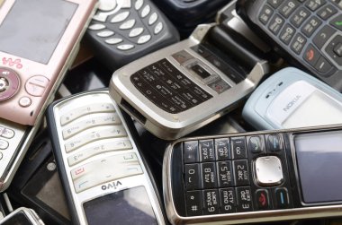 Eski kullanılan eski cep telefonları demet. Piyasada elektronik geri dönüşüm ucuz