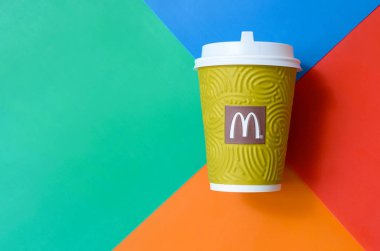 Parlak renkler üzerinde Mcdonald's kağıt tek kullanımlık kahve fincanı arka plan karışımı