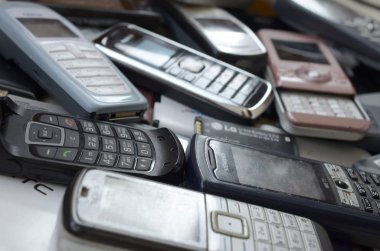 Eski kullanılan modası geçmiş cep telefonları ve piller demet. Geri dönüşüm elektroniği