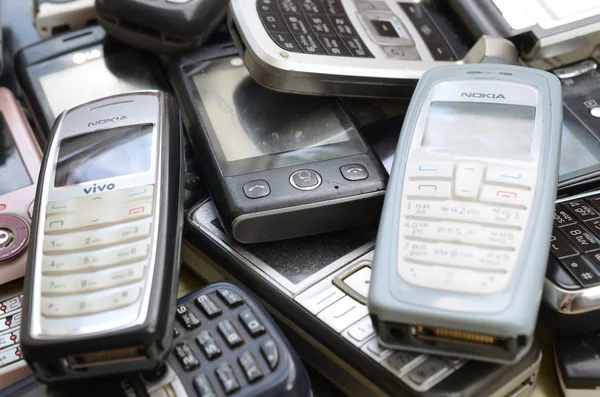 Bunch of old used outdated mobile phones. Recycling electronics in the market cheap — Stock Photo, Image