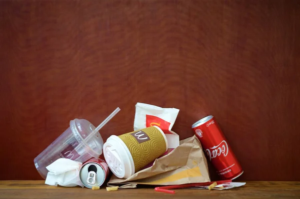 Basura de McDonald 's o basura desechable sobre fondo de madera marrón oscuro —  Fotos de Stock