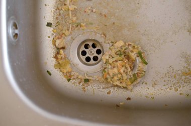 Gıda parçacıkları ile kirli tıkanma mutfak lavabo drenaj kapatın
