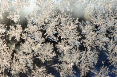 Pencere cam bölmesi üzerinde Kar taneleri don rime makro