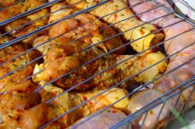 Sıcak Barbekü kömür alan ızgara üzerinde Marine tavuk bacakları