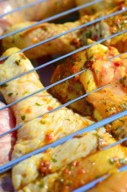 Sıcak Barbekü kömür alan ızgara üzerinde Marine tavuk bacakları