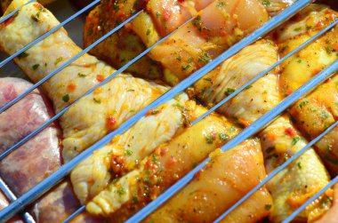 Sıcak Barbekü kömür alan ızgara üzerinde Marine tavuk bacakları