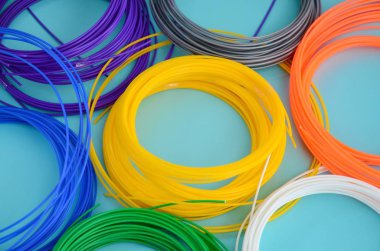Çeşitli renklerde bir 3d kalem veya yazıcı üzerine baskı için Plastik Pla ve Abs filament malzeme