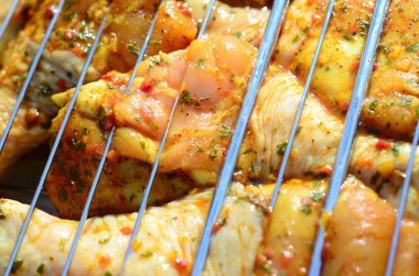 Sıcak Barbekü kömür alan ızgara üzerinde Marine tavuk bacakları