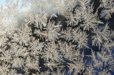 Pencere cam bölmesi üzerinde Kar taneleri don rime makro