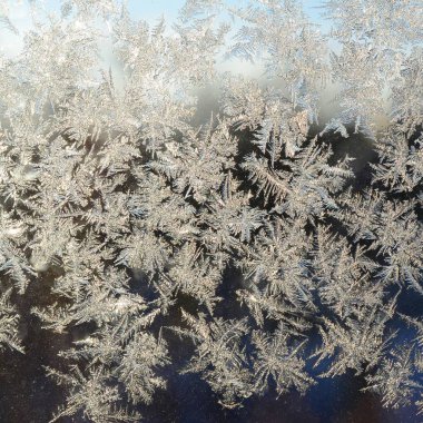 Pencere cam bölmesi üzerinde Kar taneleri don rime makro
