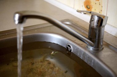 Paslanmaz çelik lavabo fiş delik su ve gıda parçacıkları dolu yakın