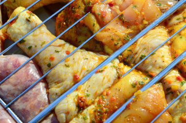 Sıcak Barbekü kömür alan ızgara üzerinde Marine tavuk bacakları