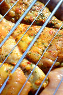 Sıcak Barbekü kömür alan ızgara üzerinde Marine tavuk bacakları