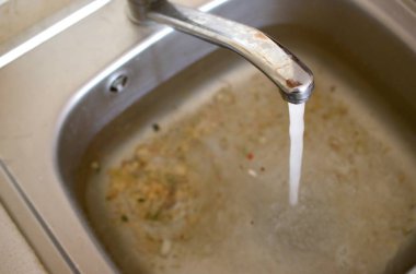 Paslanmaz çelik lavabo fiş delik su ve gıda parçacıkları dolu yakın