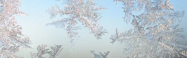 Pencere cam bölmesi üzerinde Kar taneleri don rime makro