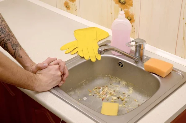 The housekeeper was faced with the problem of washing an overly dirty sink filled with food particles