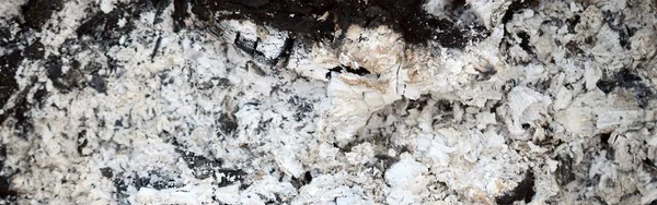 Yangın söndükten sonra kül yığını. Arka plandaki grunge dokusu.