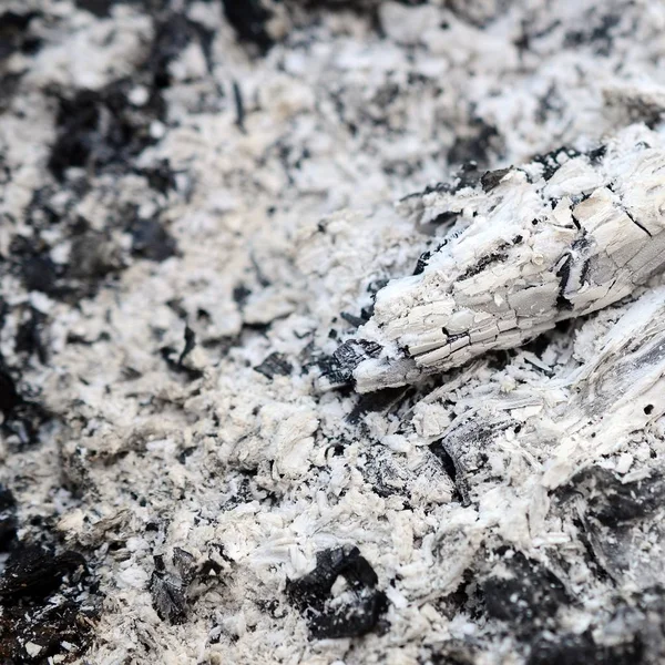 Yangın söndükten sonra kül yığını. Arka plandaki grunge dokusu.