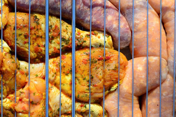 Gambe di pollo marinate sulla griglia del campo di carbone barbecue caldo — Foto Stock