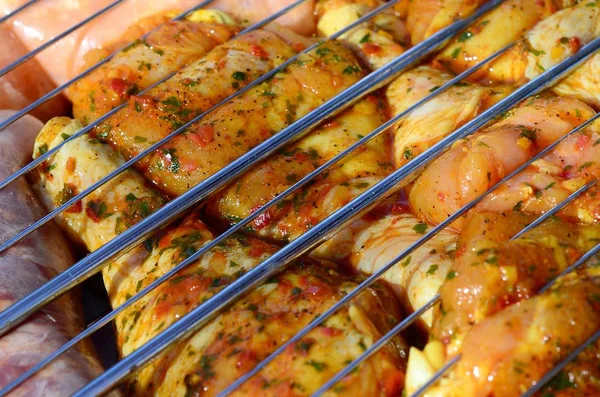 Sıcak Barbekü kömür alan ızgara üzerinde Marine tavuk bacakları