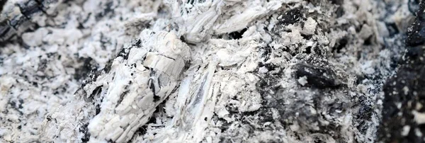 Yangın söndükten sonra kül yığını. Arka plandaki grunge dokusu.