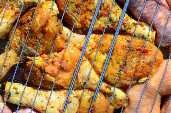 뜨거운 바베큐 숯불 필드 그릴에 양념 닭 다리 — 스톡 사진