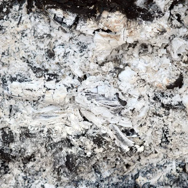 Yangın söndükten sonra kül yığını. Arka plandaki grunge dokusu.