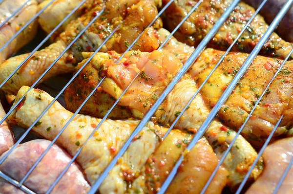 Patas de pollo marinadas en parrilla de campo de carbón barbacoa caliente — Foto de Stock