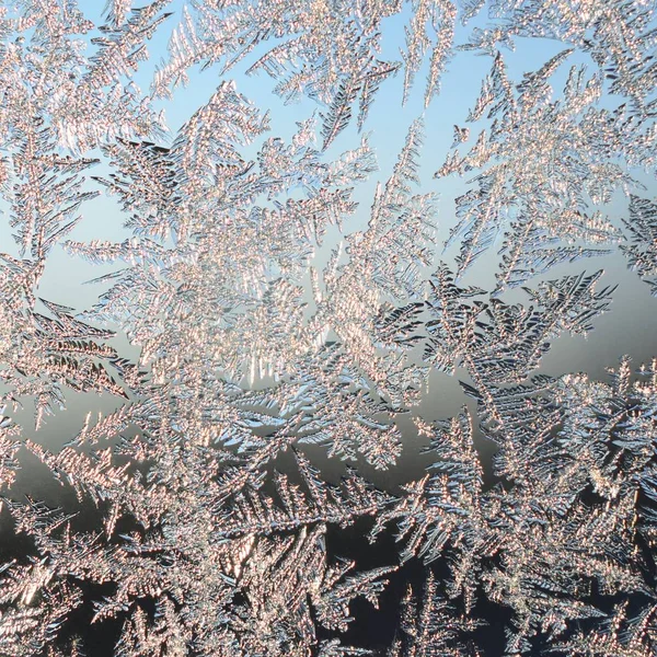 Снежинки инея макро на оконном стекле — стоковое фото