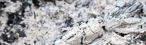 Yangın söndükten sonra kül yığını. Arka plandaki grunge dokusu.