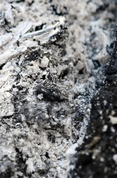 Yangın söndükten sonra kül yığını. Arka plandaki grunge dokusu.