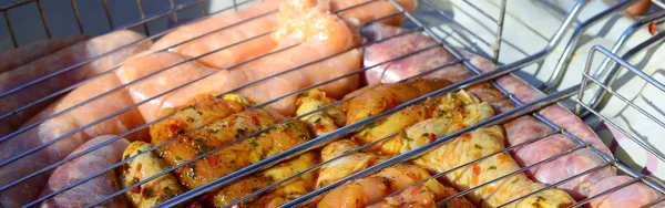 Marinated chicken legs on hot BBQ charcoal field grill — Stock Photo, Image