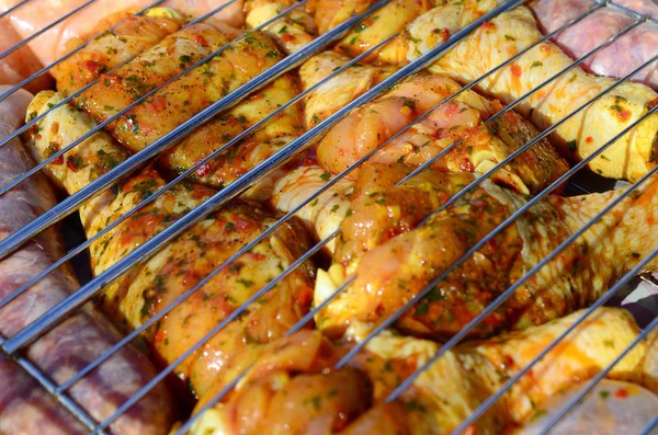 Pernas de frango marinadas na churrasqueira quente churrasqueira campo de carvão — Fotografia de Stock
