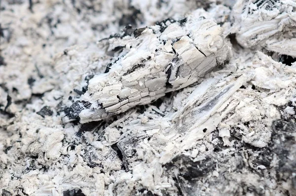 Yangın söndükten sonra kül yığını. Arka plandaki grunge dokusu.