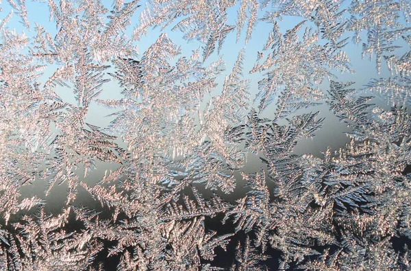 Flocos de neve geada rime macro no painel de vidro da janela — Fotografia de Stock