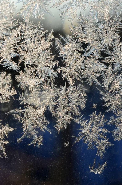 Flocos de neve geada rime macro no painel de vidro da janela — Fotografia de Stock