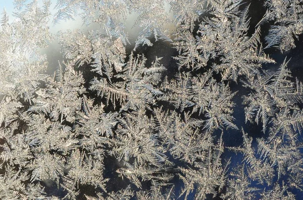 Pencere cam bölmesi üzerinde Kar taneleri don rime makro