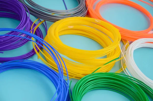 Çeşitli renklerde bir 3d kalem veya yazıcı üzerine baskı için Plastik Pla ve Abs filament malzeme