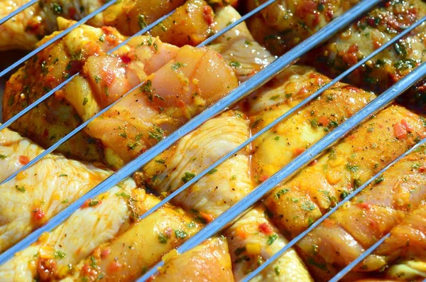 Marinated chicken legs on hot BBQ charcoal field grill — Stock Photo, Image