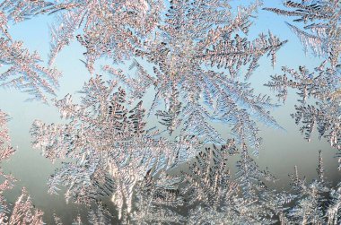 Pencere cam bölmesi üzerinde Kar taneleri don rime makro