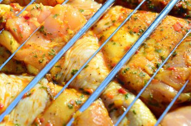 Sıcak Barbekü kömür alan ızgara üzerinde Marine tavuk bacakları