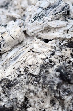 Yangın söndükten sonra kül yığını. Arka plandaki grunge dokusu.