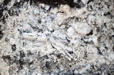 Yangın söndükten sonra kül yığını. Arka plandaki grunge dokusu.