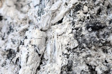 Yangın söndükten sonra kül yığını. Arka plandaki grunge dokusu.