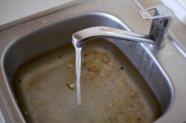 Paslanmaz çelik lavabo fiş delik su ve gıda parçacıkları dolu yakın