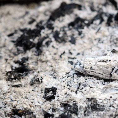 Yangın söndükten sonra kül yığını. Arka plandaki grunge dokusu.