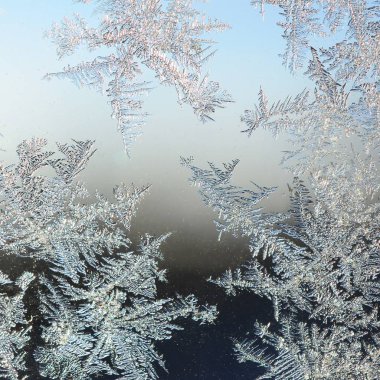 Pencere cam bölmesi üzerinde Kar taneleri don rime makro