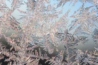 Pencere cam bölmesi üzerinde Kar taneleri don rime makro